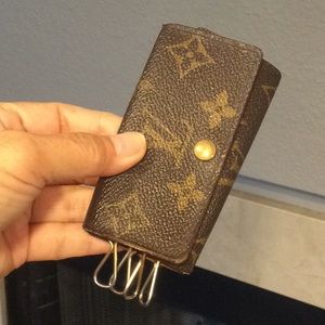 Authentic Louis Vuitton 4 key Ring case